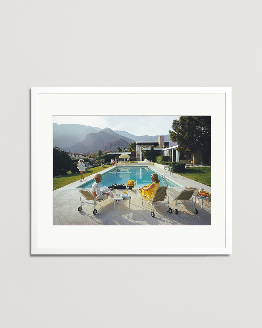 Sonic Editions Framed Slim Aarons Poolside Gossip – Blauw