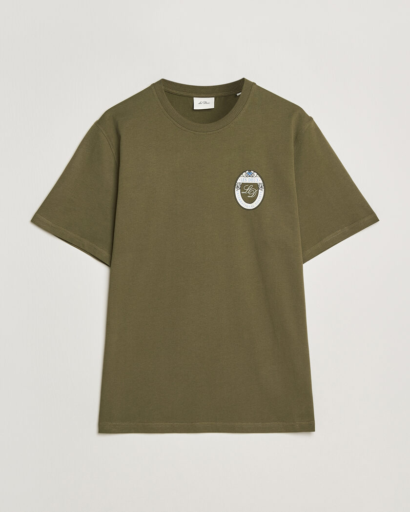 LES DEUX Brday Emblem T-Shirt Olive Night Green – Vert