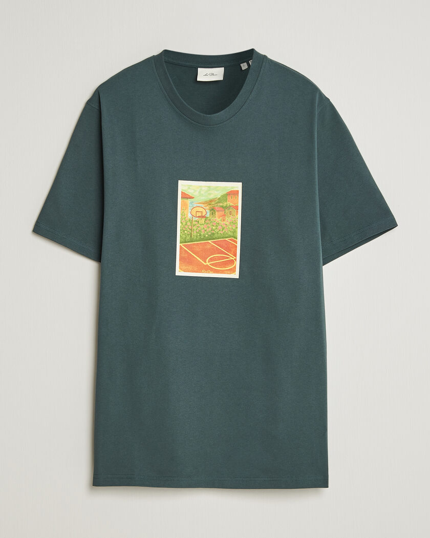 LES DEUX Court Printed T-Shirt Pine Green – Groen