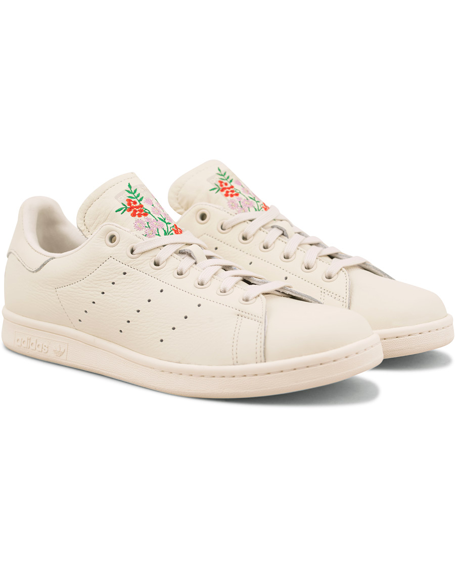 Homme | adidas Originals Stan Smith Embroidery Flower Sneaker White | adidas Originals | Stan Smith Embroidery Flower Sneaker White