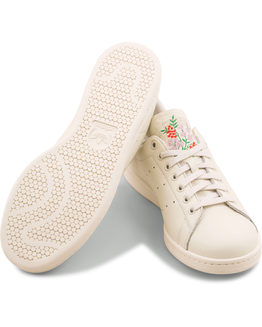 Homme | adidas Originals Stan Smith Embroidery Flower Sneaker White | adidas Originals | Stan Smith Embroidery Flower Sneaker White