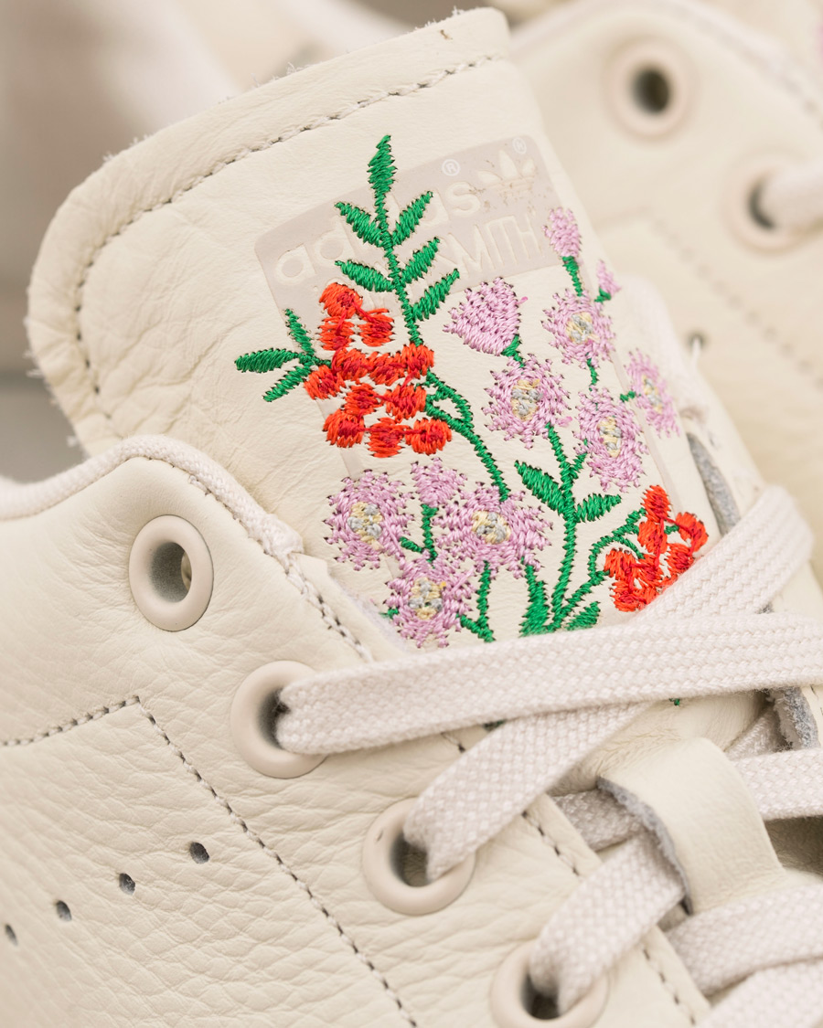 Homme | adidas Originals Stan Smith Embroidery Flower Sneaker White | adidas Originals | Stan Smith Embroidery Flower Sneaker White
