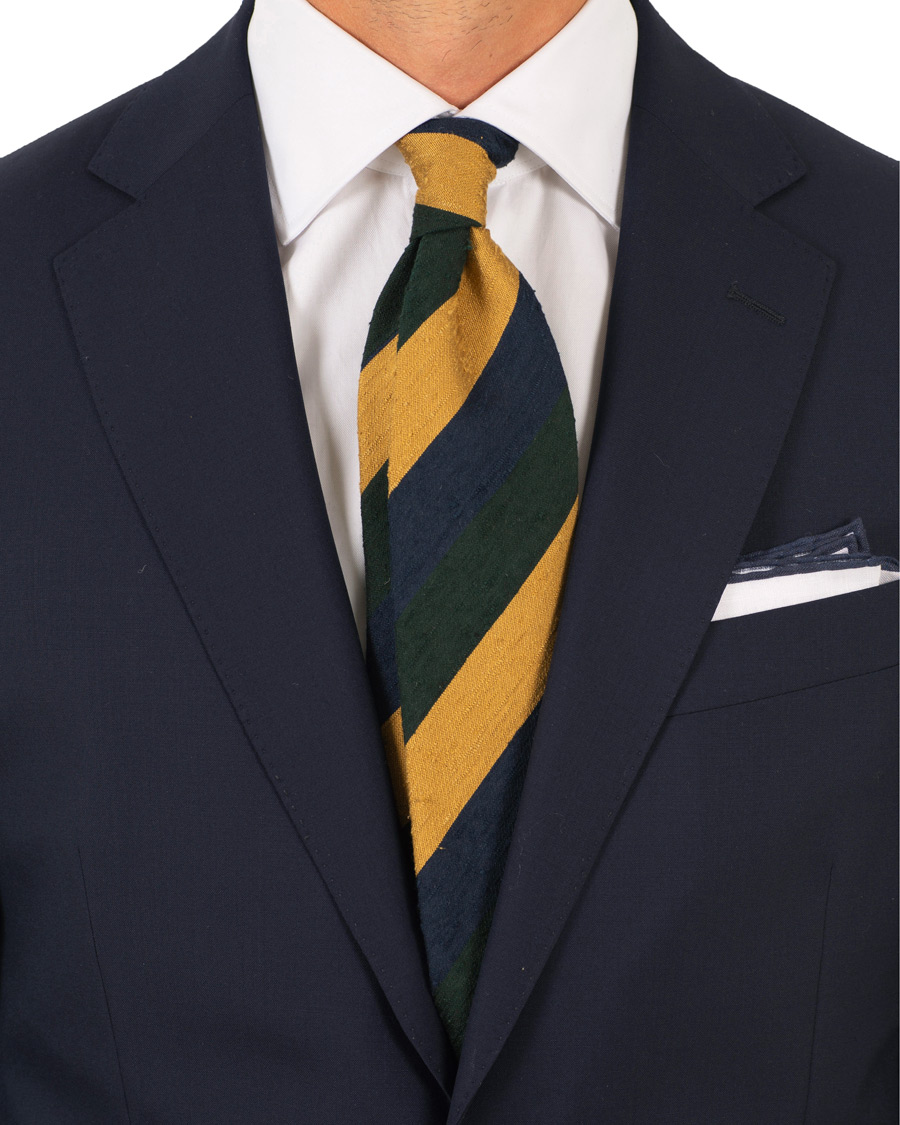 Homme | Drake's Shantung Silk Stripe Handrolled 8 cm Tie Green/Navy/Gold | Drake's | Shantung Silk Stripe Handrolled 8 cm Tie Green/Navy/Gold