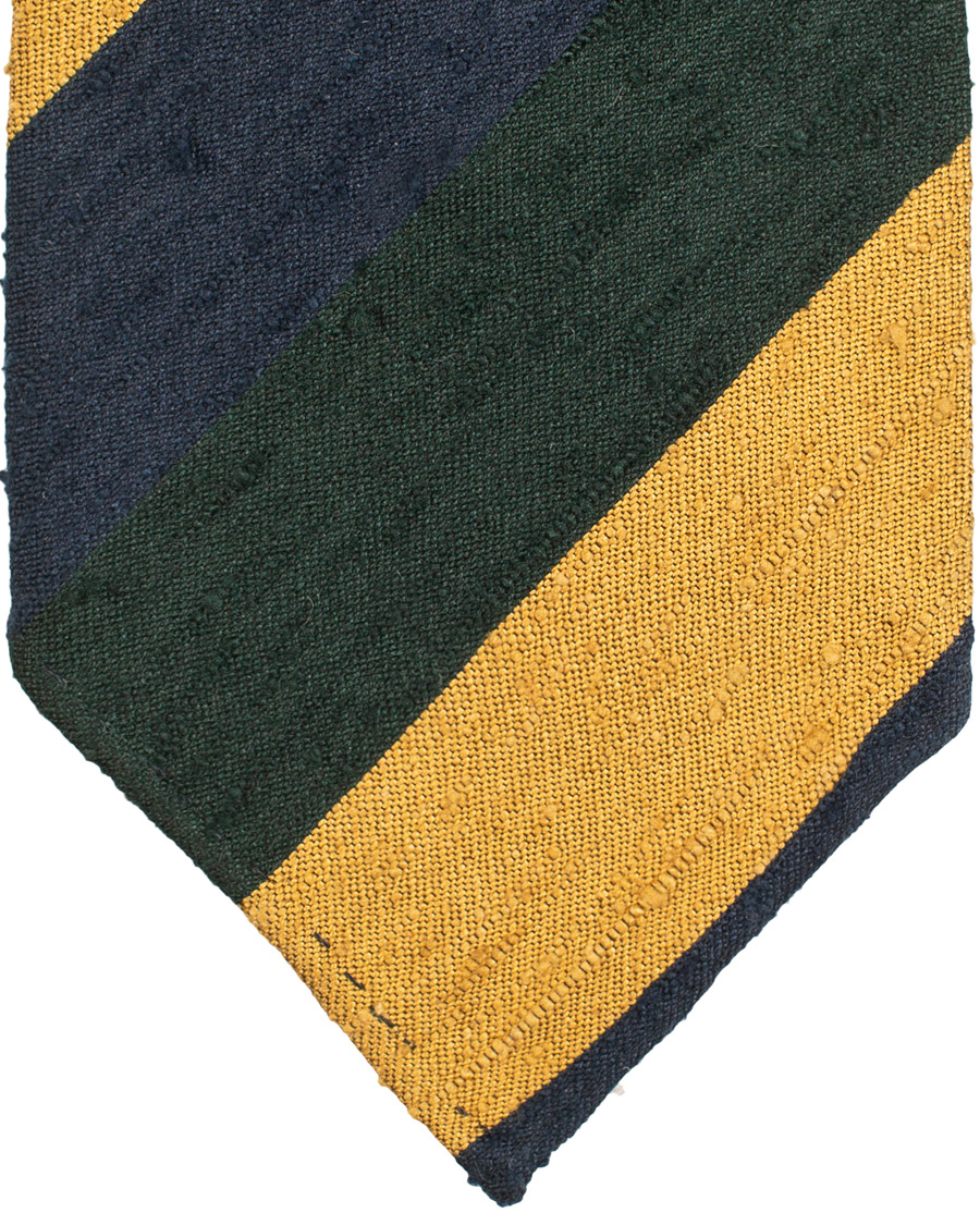 Homme | Drake's Shantung Silk Stripe Handrolled 8 cm Tie Green/Navy/Gold | Drake's | Shantung Silk Stripe Handrolled 8 cm Tie Green/Navy/Gold