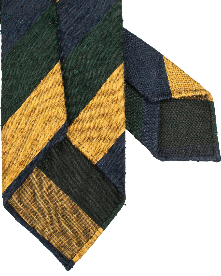 Homme | Drake's Shantung Silk Stripe Handrolled 8 cm Tie Green/Navy/Gold | Drake's | Shantung Silk Stripe Handrolled 8 cm Tie Green/Navy/Gold