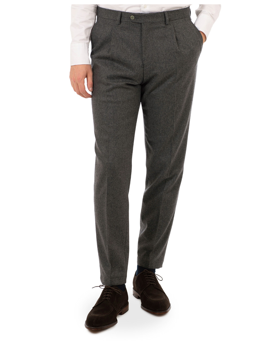Homme | Pantalons | Oscar Jacobson | Delon Pleated Flannel Trousers Dark Grey