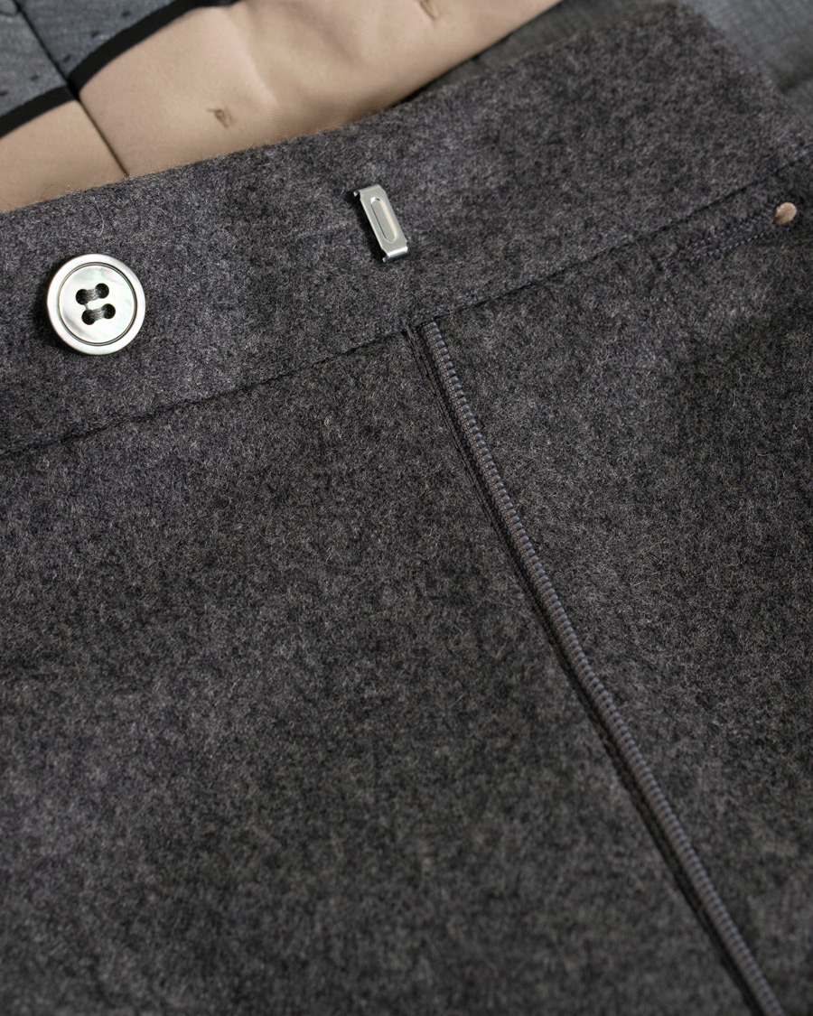 Homme | Pantalons | Oscar Jacobson | Delon Pleated Flannel Trousers Dark Grey