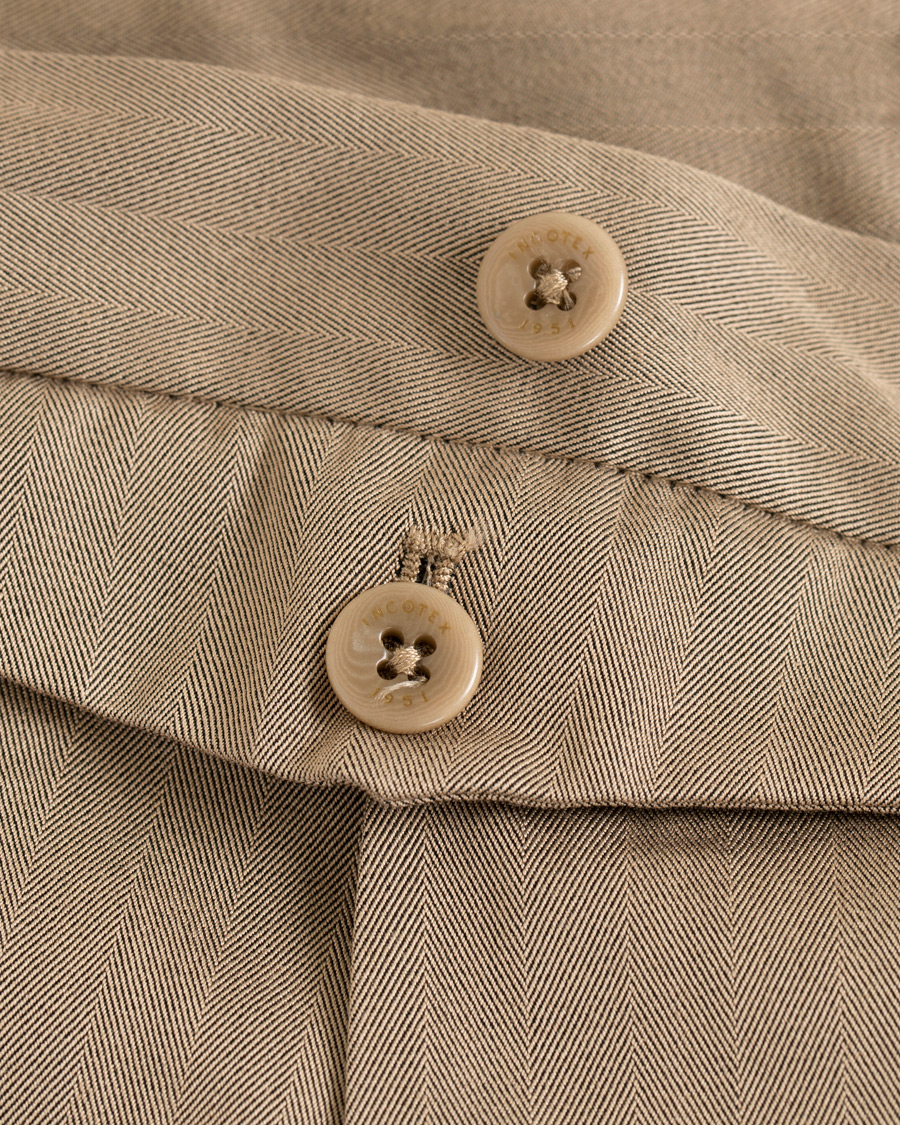 Homme | Pantalons | Incotex | Solaro High Waist Side Adjuster Pleated Chino Tobacco