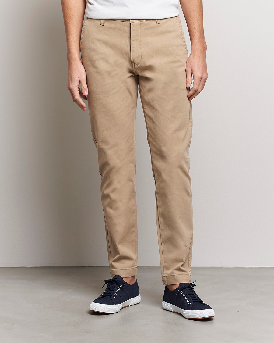 Heren | Broeken | Levi's | Garment Dyed Stretch Chino Beige