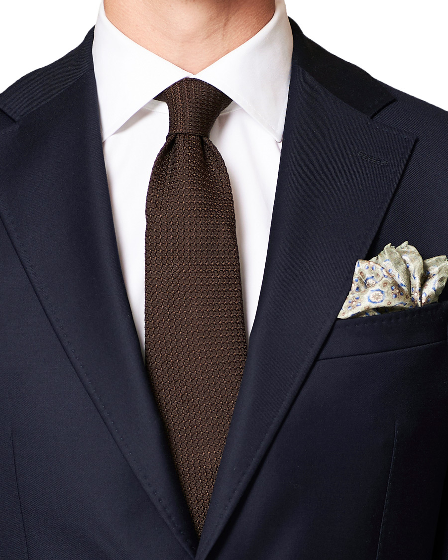 Homme | Amanda Christensen Silk Medallion Pocket Square Olive | Amanda Christensen | Silk Medallion Pocket Square Olive