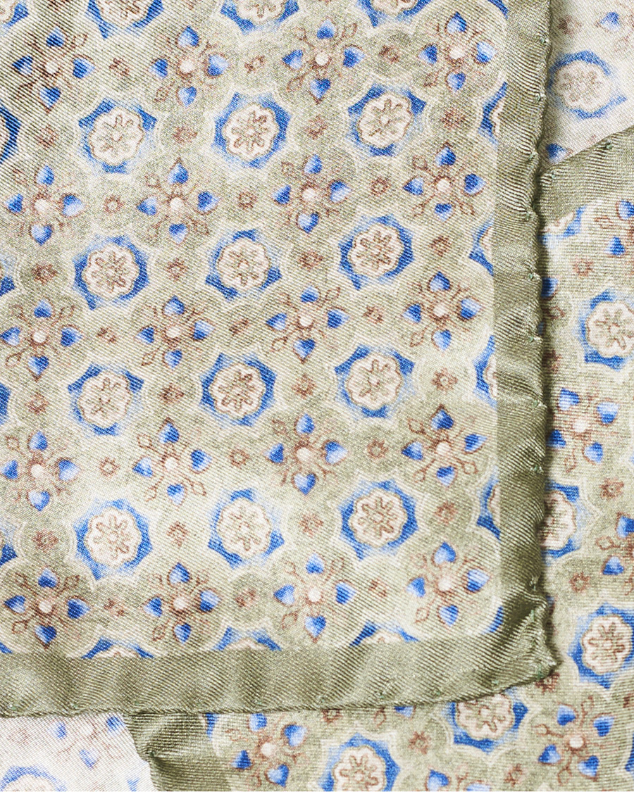 Homme | Amanda Christensen Silk Medallion Pocket Square Olive | Amanda Christensen | Silk Medallion Pocket Square Olive