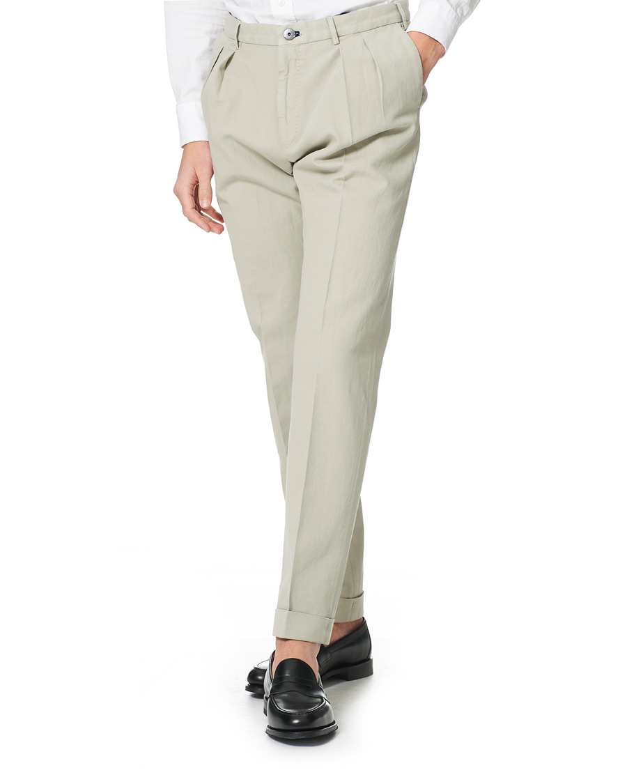 Homme | Pantalons | Incotex | Carrot Fit Pleated Trousers Beige