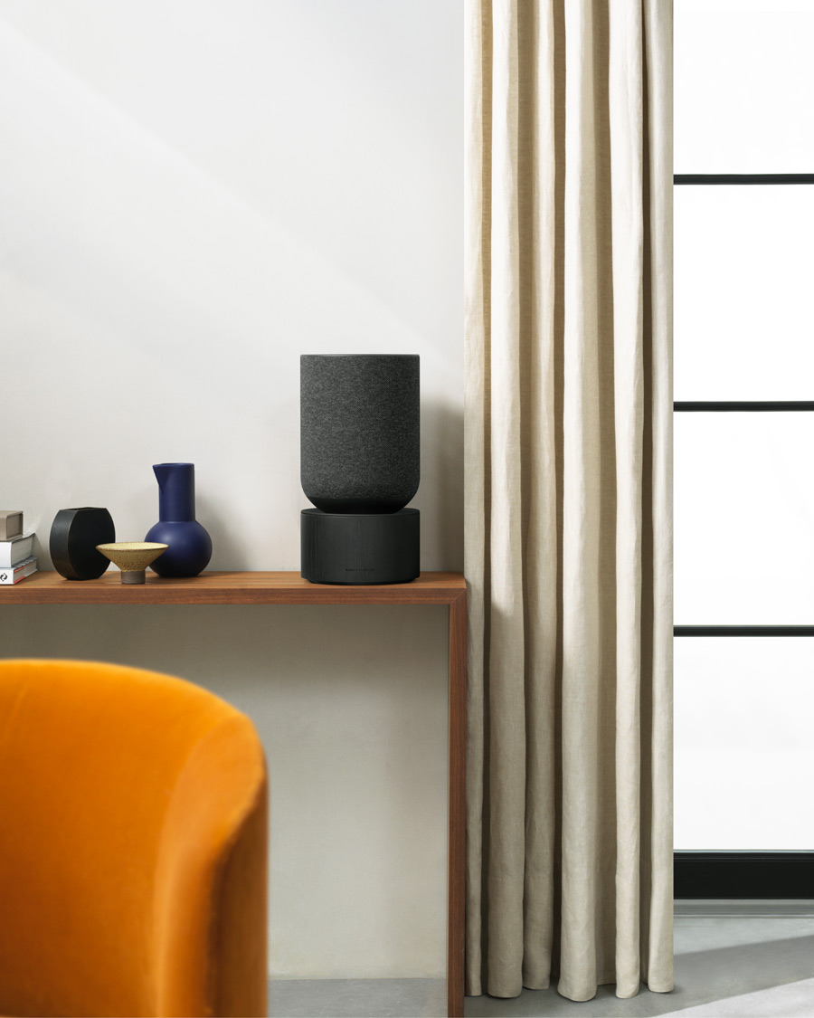 Homme | Pour Les Connaisseurs | Bang & Olufsen | Beosound Balance Wireless Home Speaker Black Oak