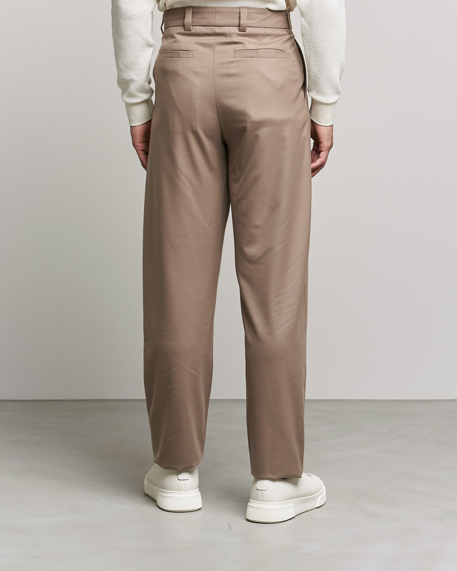 Homme | Pantalons | Giorgio Armani | Tapered Pleated Flannel Trousers Beige