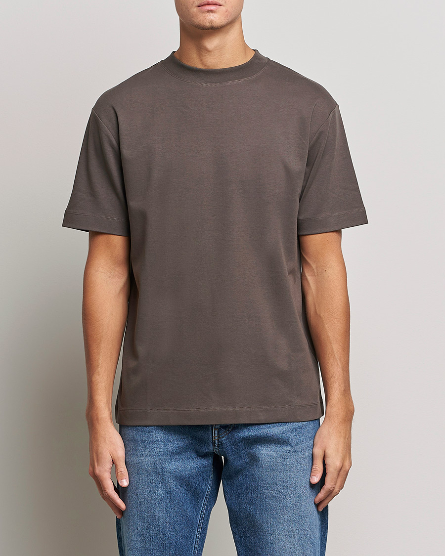 Heren | T-shirts | Sunspel | Brushed Cotton Mock Neck Tee Dark Walnut