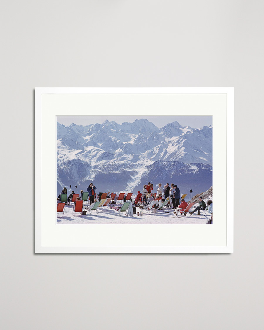 Homme | Affiches | Sonic Editions | Framed Slim Aarons Lounging in Verbier
