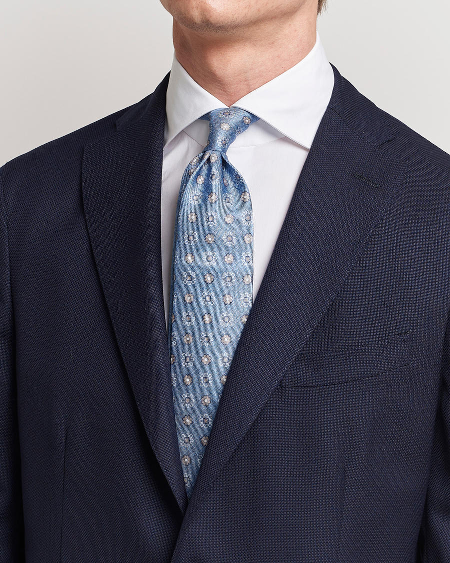 Homme | Amanda Christensen Silk Oxford Printed Flower 8cm Tie Blue | Amanda Christensen | Silk Oxford Printed Flower 8cm Tie Blue