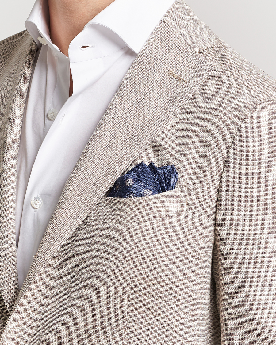 Homme | Amanda Christensen Silk Oxford Printed Flower Porcket Square Navy | Amanda Christensen | Silk Oxford Printed Flower Porcket Square Navy