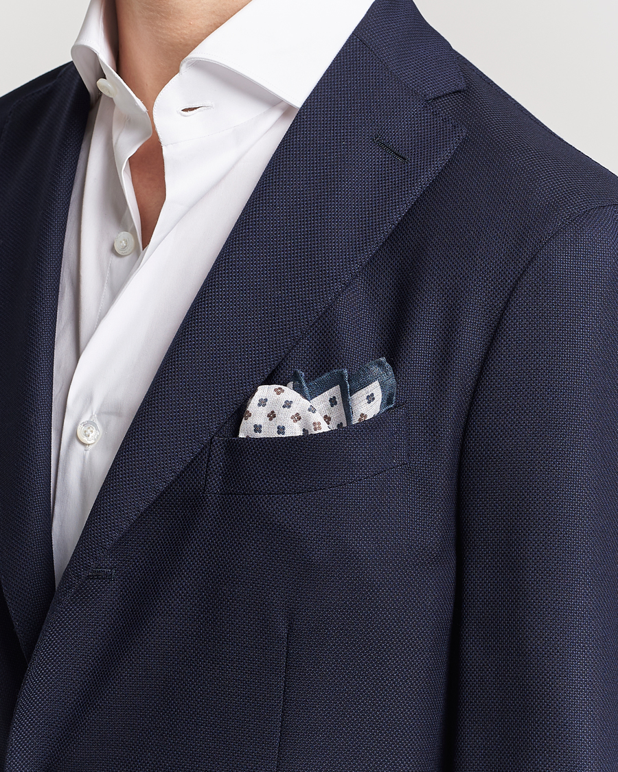 Homme | Amanda Christensen Linen Paspoal Printed Flower Pocket Square White/Navy | Amanda Christensen | Linen Paspoal Printed Flower Pocket Square White/Navy