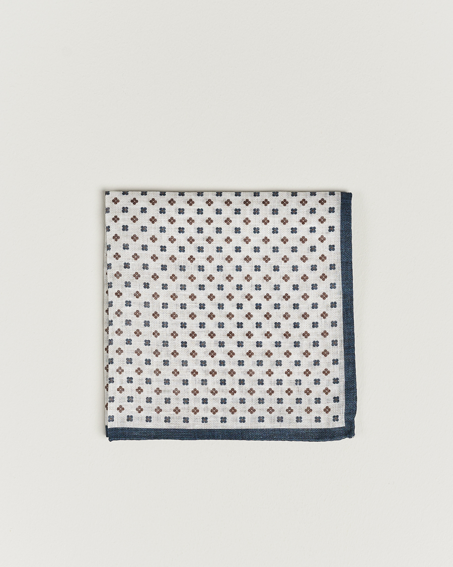 Homme | Amanda Christensen Linen Paspoal Printed Flower Pocket Square White/Navy | Amanda Christensen | Linen Paspoal Printed Flower Pocket Square White/Navy