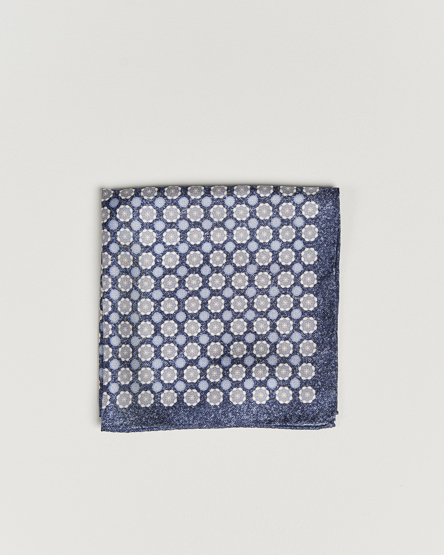 Homme | Amanda Christensen Silk Twill Printed Medallion Pocket Square Navy | Amanda Christensen | Silk Twill Printed Medallion Pocket Square Navy