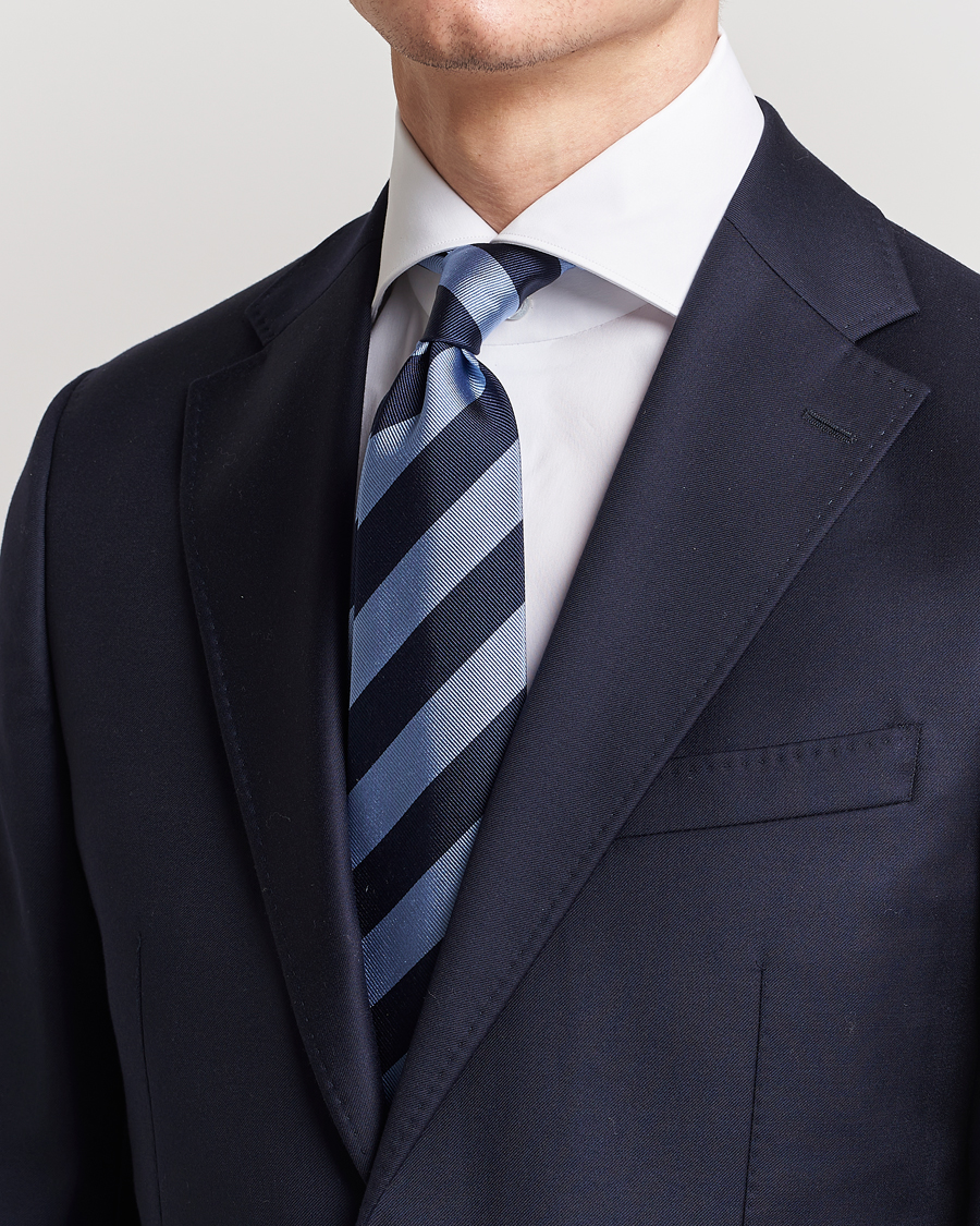 Homme | Amanda Christensen Regemental Stripe Classic Tie 8 cm Sky Blue/Navy | Amanda Christensen | Regemental Stripe Classic Tie 8 cm Sky Blue/Navy