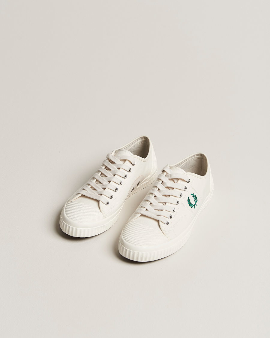 Homme | Fred Perry Huges Low Canvas Sneaker Light Ecru | Fred Perry | Huges Low Canvas Sneaker Light Ecru