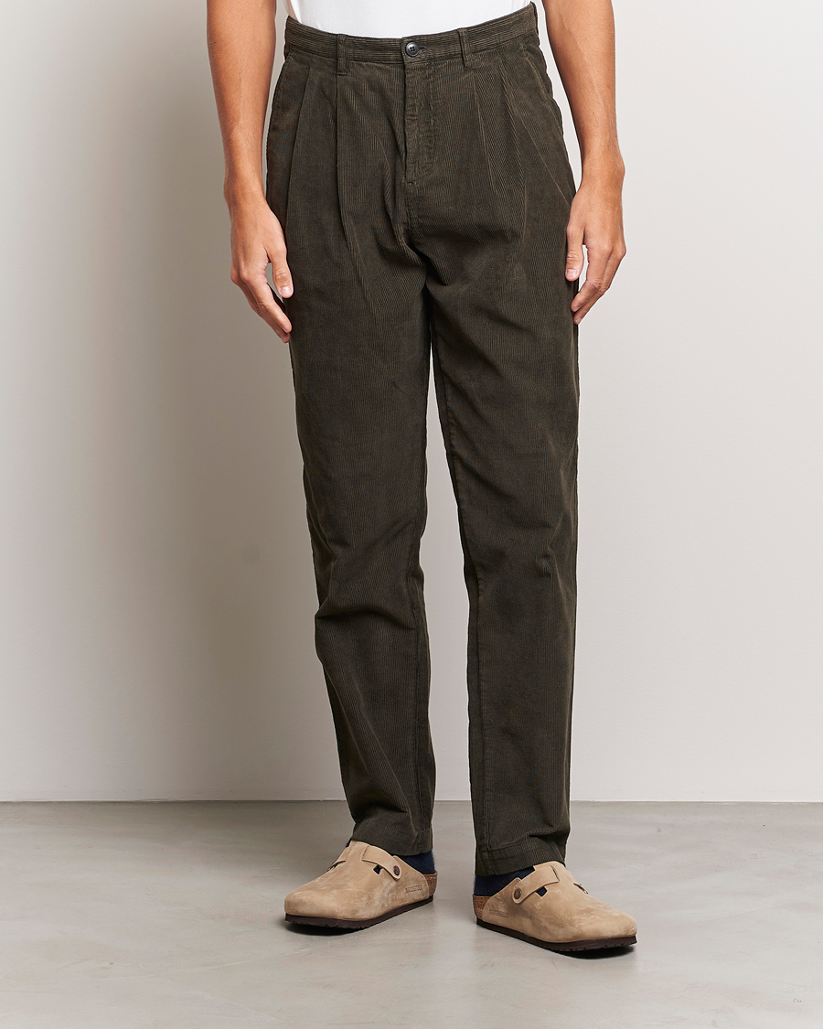 Heren | Broeken | Sunspel | Corduroy Double Pleat Trousers Coffee