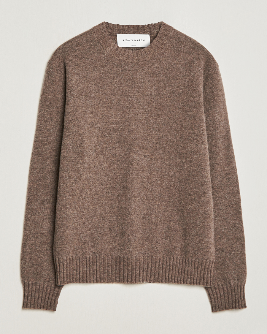 Heren | Truien | A Day's March | Marlow Lambswool Crew Dark Taupe