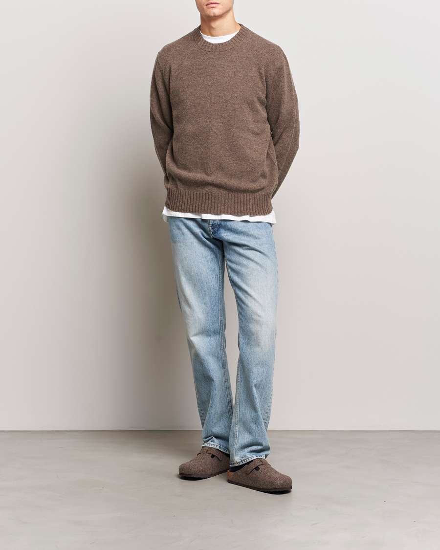 Heren | Truien | A Day's March | Marlow Lambswool Crew Dark Taupe