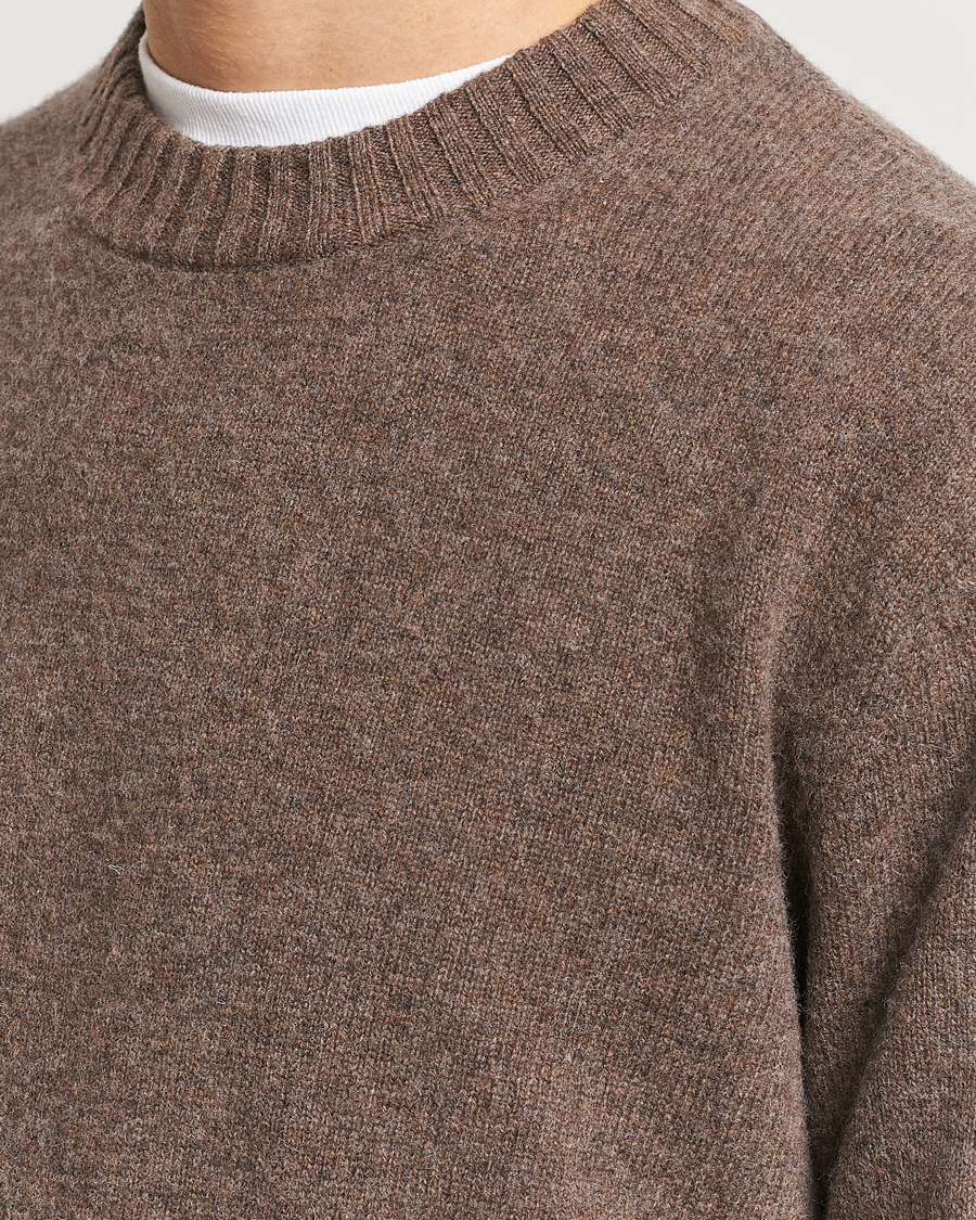 Heren | Truien | A Day's March | Marlow Lambswool Crew Dark Taupe