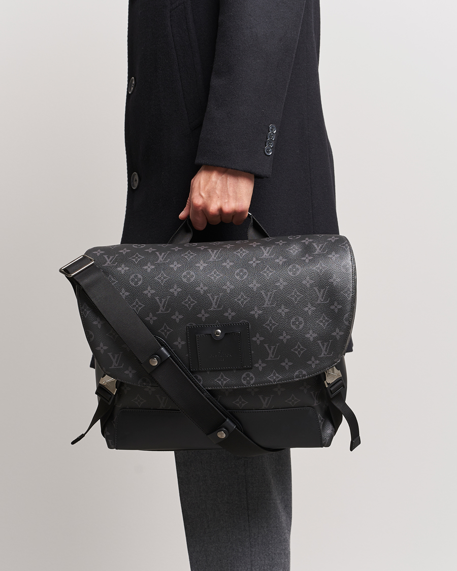 Heren | Louis Vuitton Pre-Owned Messenger Voyager MM Bag Monogram Eclipse | Louis Vuitton Pre-Owned | Messenger Voyager MM Bag Monogram Eclipse