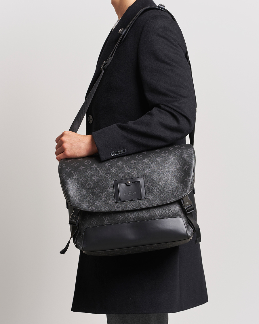 Heren | Louis Vuitton Pre-Owned Messenger Voyager MM Bag Monogram Eclipse | Louis Vuitton Pre-Owned | Messenger Voyager MM Bag Monogram Eclipse
