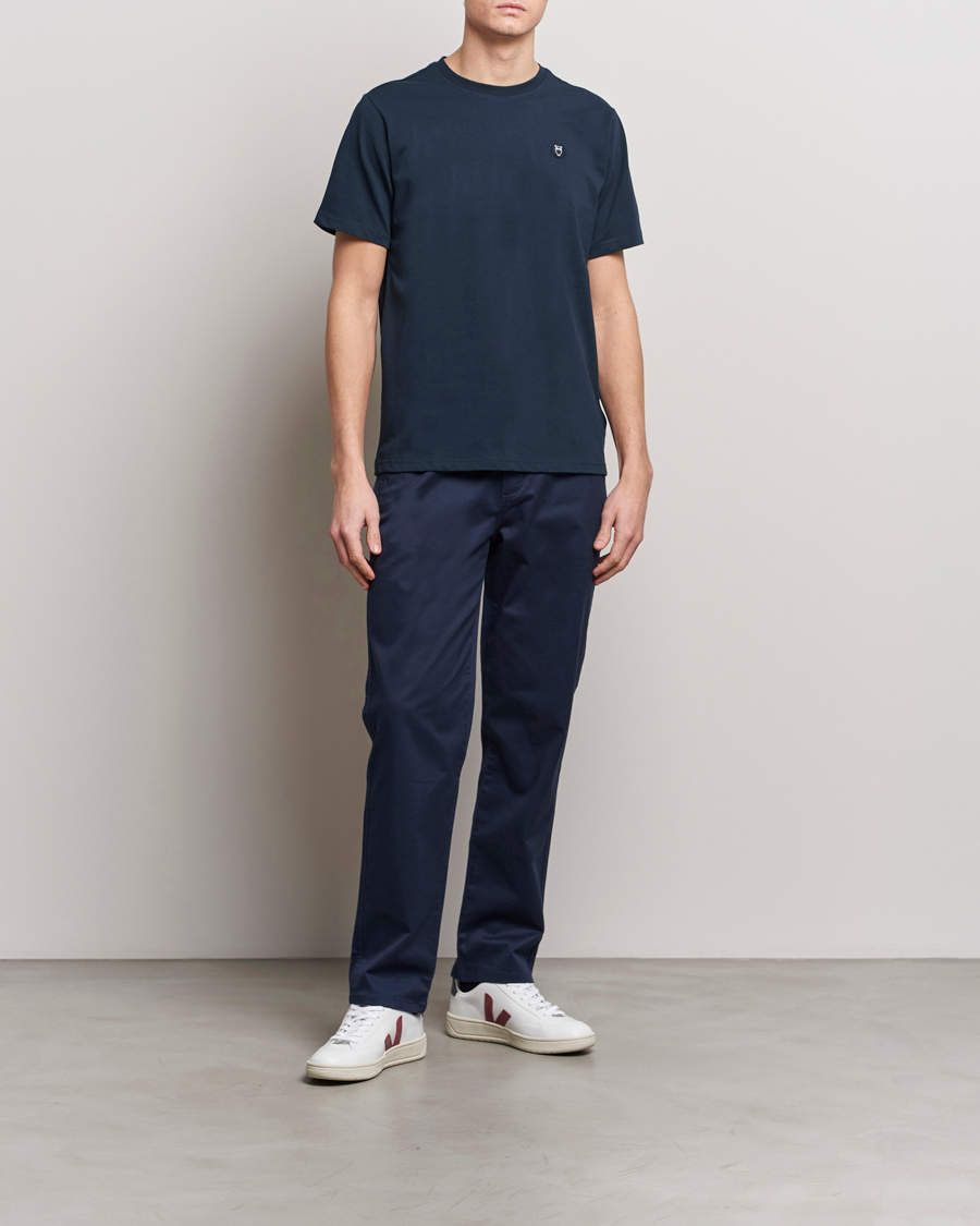 Heren | T-shirts | KnowledgeCotton Apparel | Loke Badge T-Shirt Total Eclipse