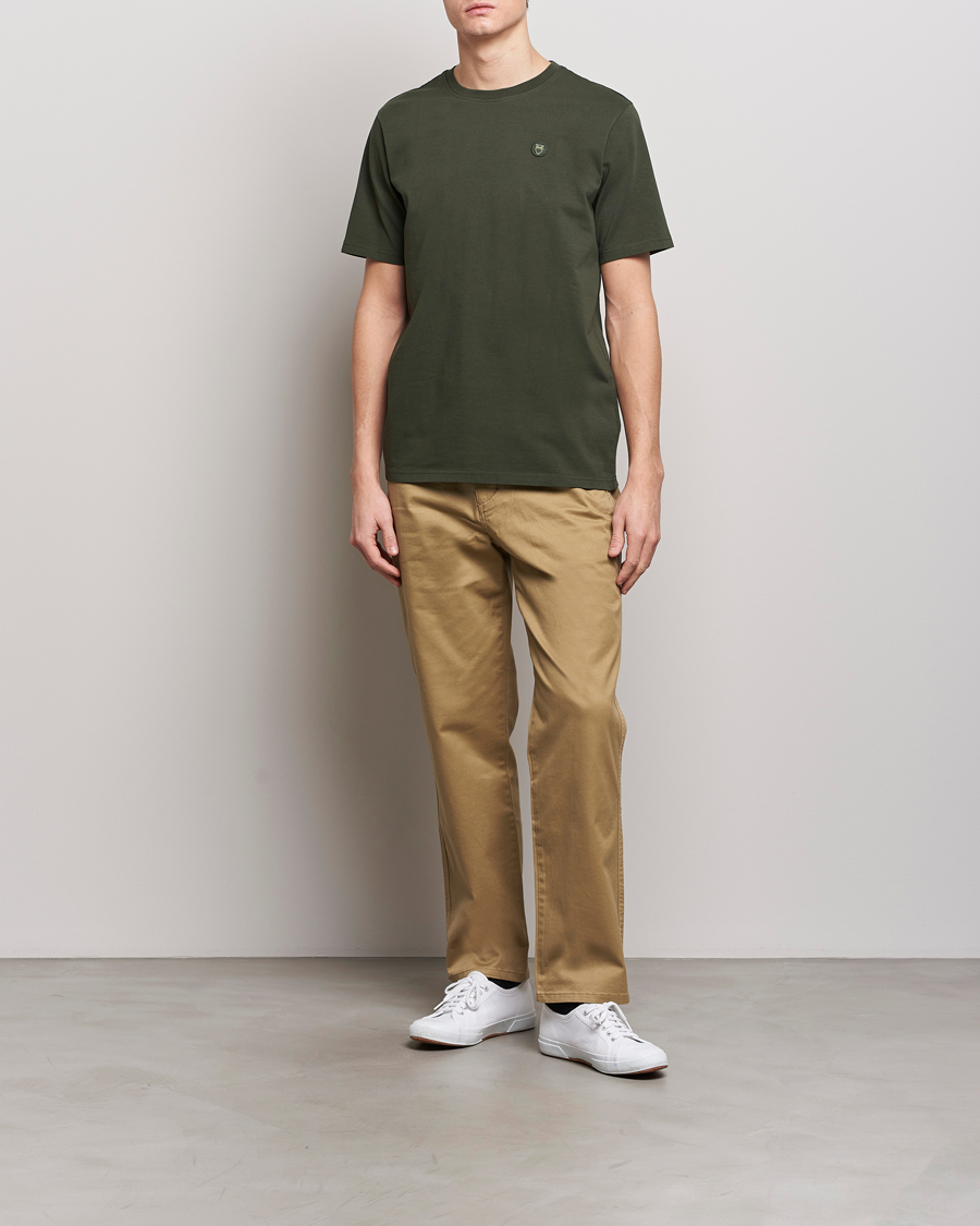 Homme | T-shirts | KnowledgeCotton Apparel | Loke Badge T-Shirt Forest Night