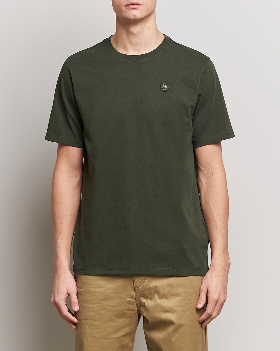 Homme | T-shirts | KnowledgeCotton Apparel | Loke Badge T-Shirt Forest Night