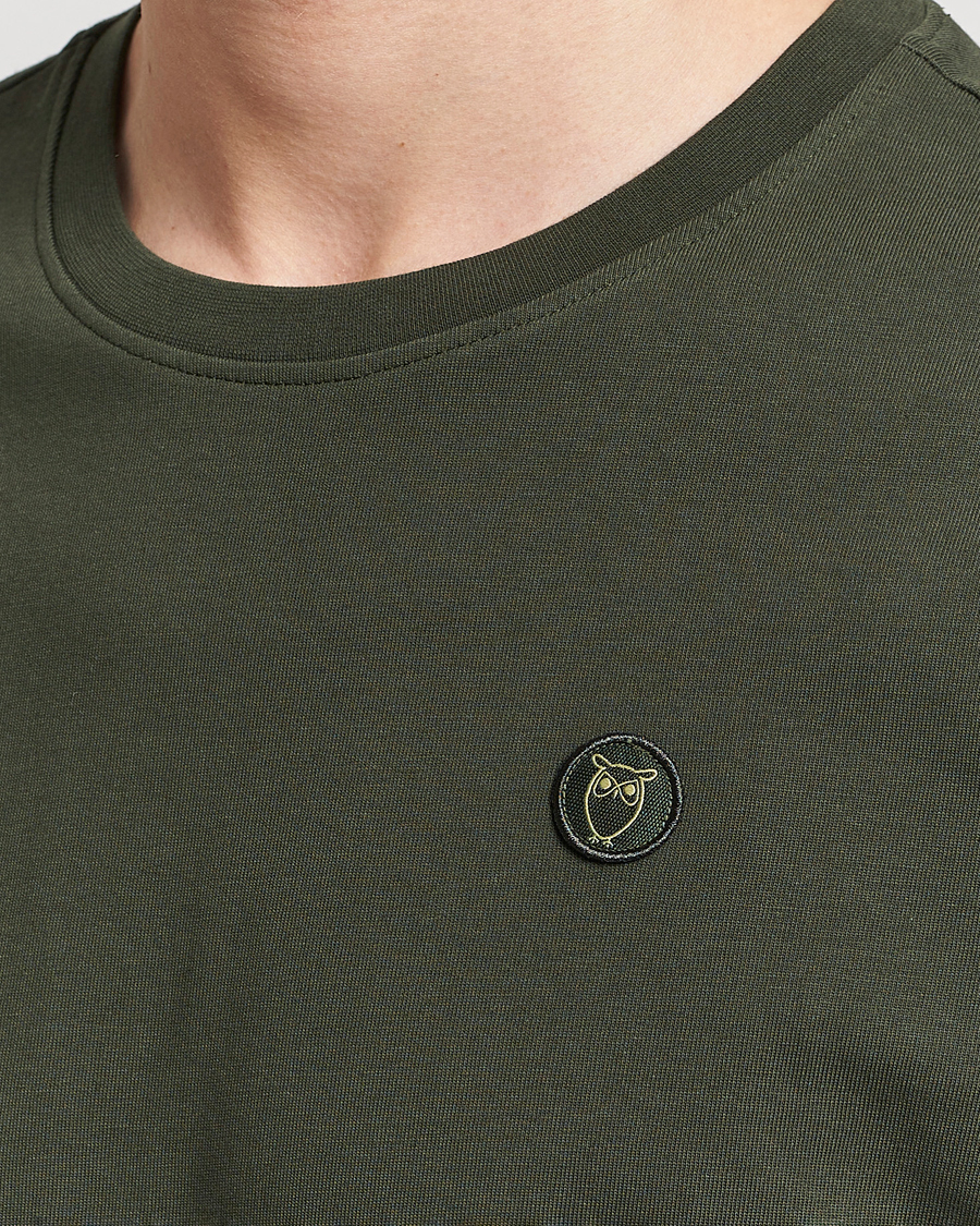 Homme | T-shirts | KnowledgeCotton Apparel | Loke Badge T-Shirt Forest Night