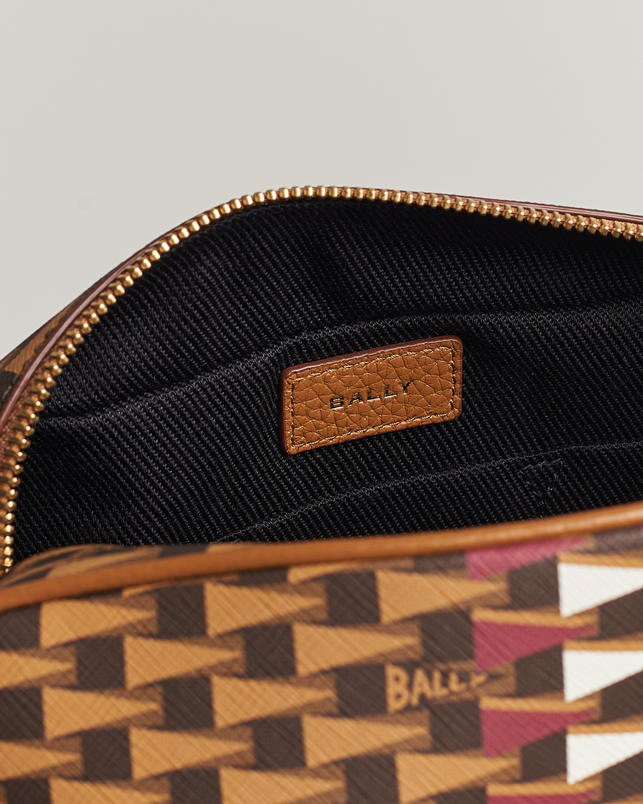 Heren | Bally Pennant Monogram Leather Washbag Brown | Bally | Pennant Monogram Leather Washbag Brown