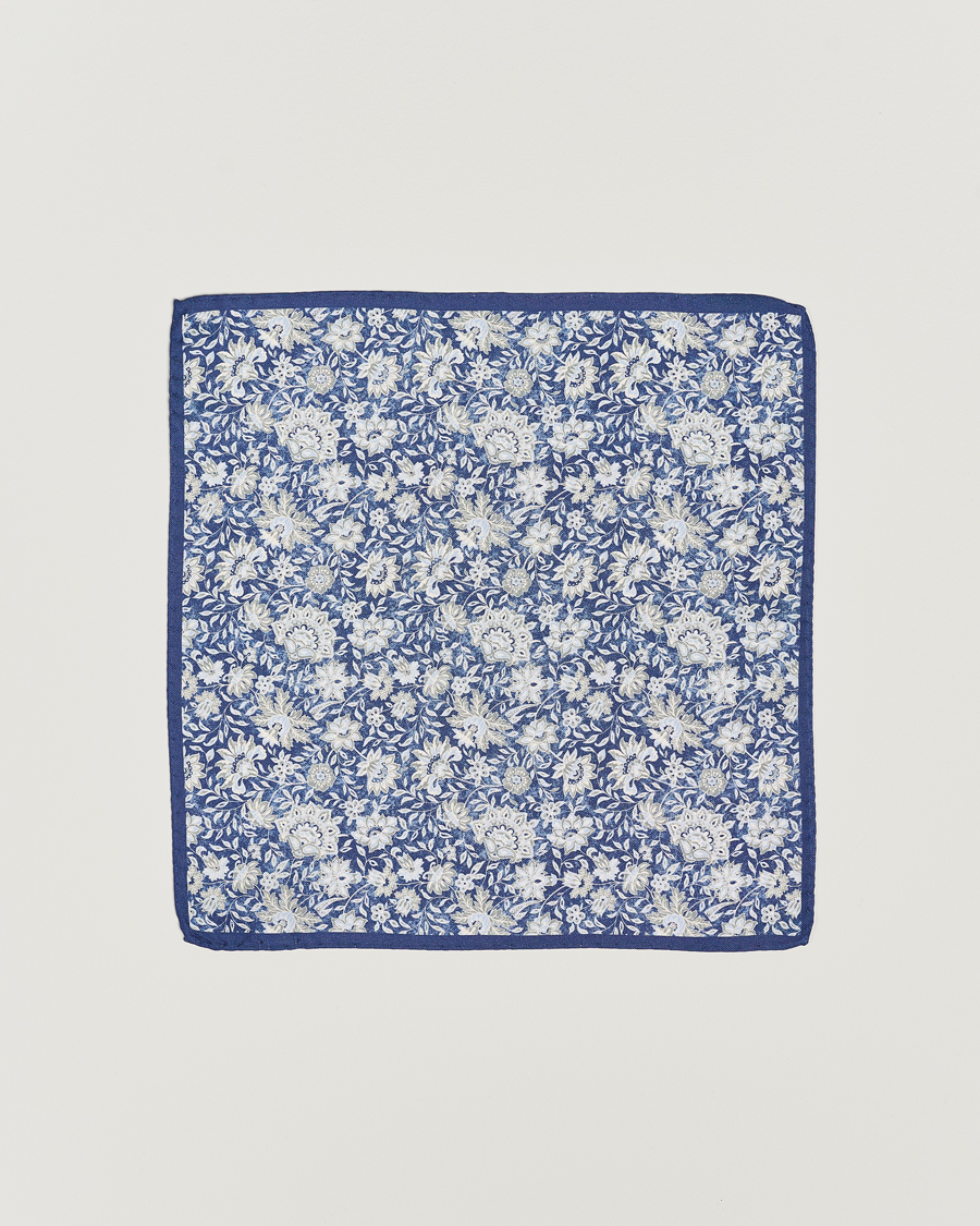 Homme | Amanda Christensen Silk Oxford Printed Flower Pocket Square Navy | Amanda Christensen | Silk Oxford Printed Flower Pocket Square Navy