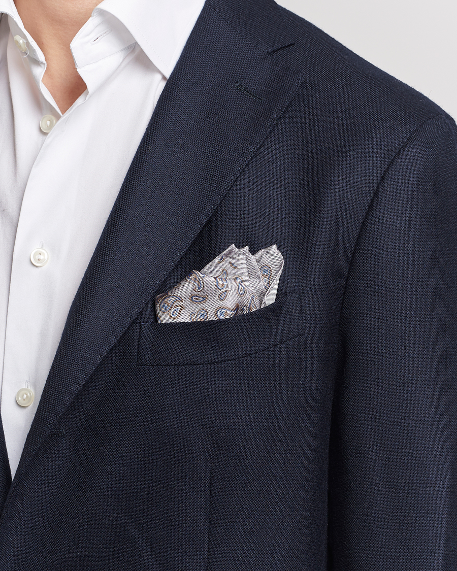 Heren | Amanda Christensen Silk Oxford Printed Paisley Pocket Square Light Grey | Amanda Christensen | Silk Oxford Printed Paisley Pocket Square Light Grey