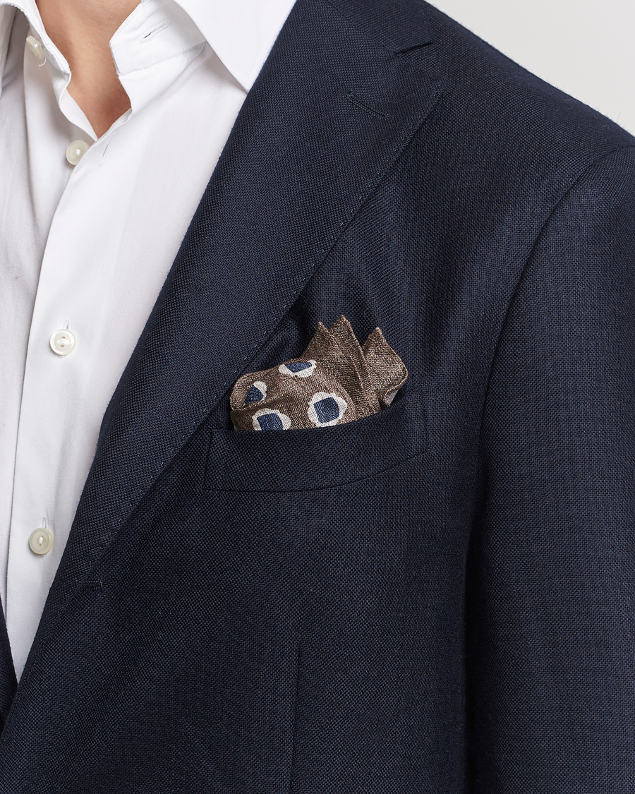 Homme | Amanda Christensen Linen Printed Medallion Pocket Square Brown | Amanda Christensen | Linen Printed Medallion Pocket Square Brown