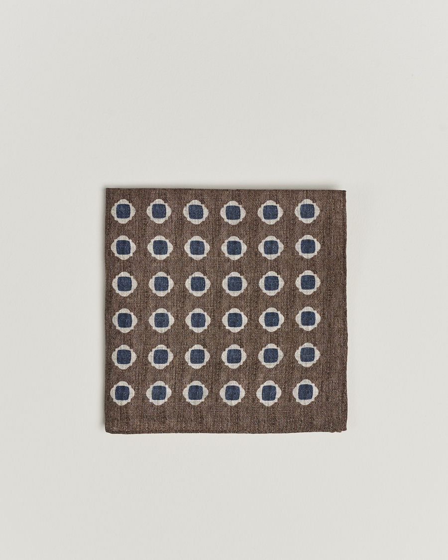 Homme | Amanda Christensen Linen Printed Medallion Pocket Square Brown | Amanda Christensen | Linen Printed Medallion Pocket Square Brown
