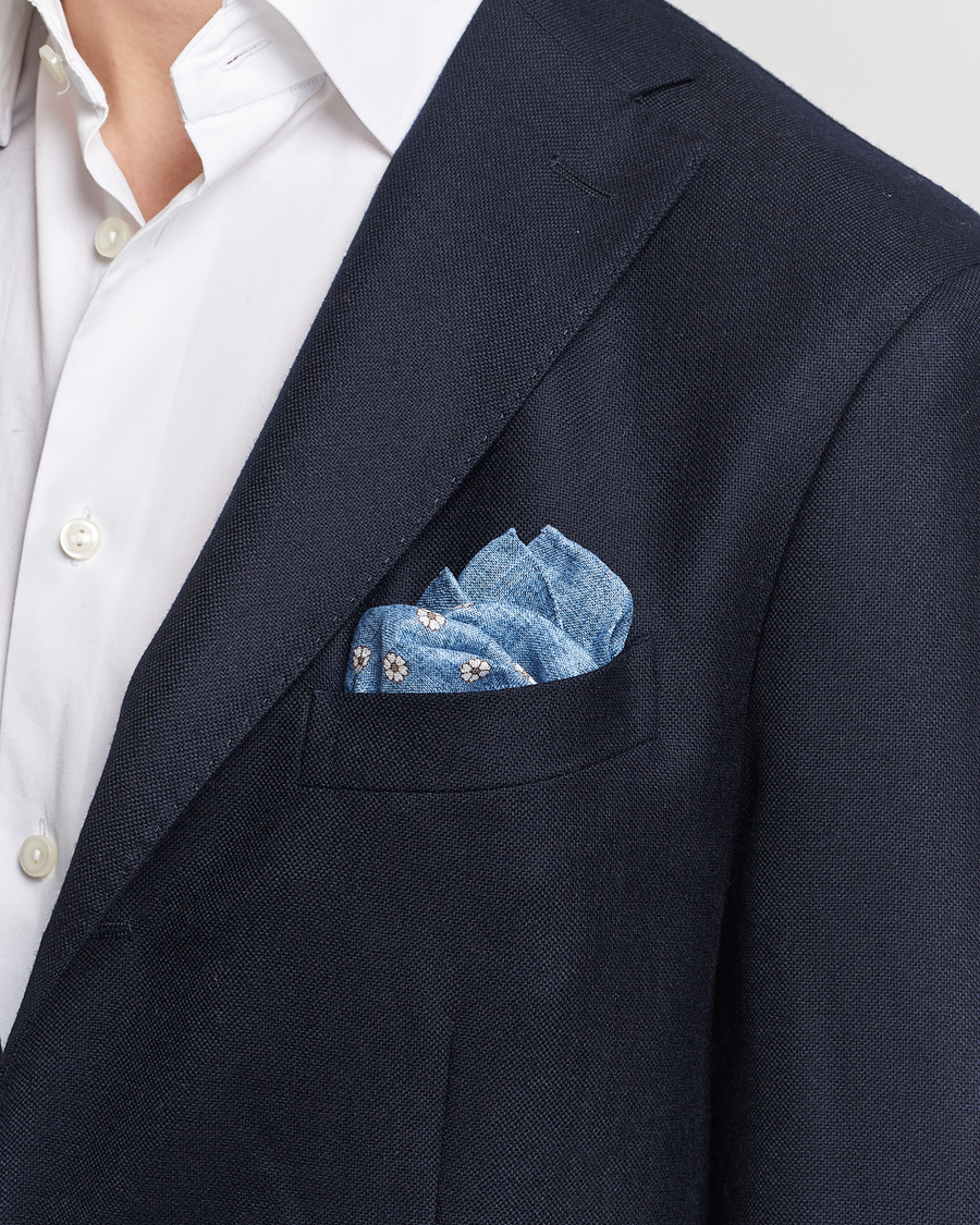Heren | Amanda Christensen Linen Printed Flower Pocket Square Blue | Amanda Christensen | Linen Printed Flower Pocket Square Blue