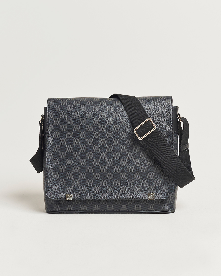 Homme | Louis Vuitton Pre-Owned District PM Messenger Bag Damier Graphite | Louis Vuitton Pre-Owned | District PM Messenger Bag Damier Graphite