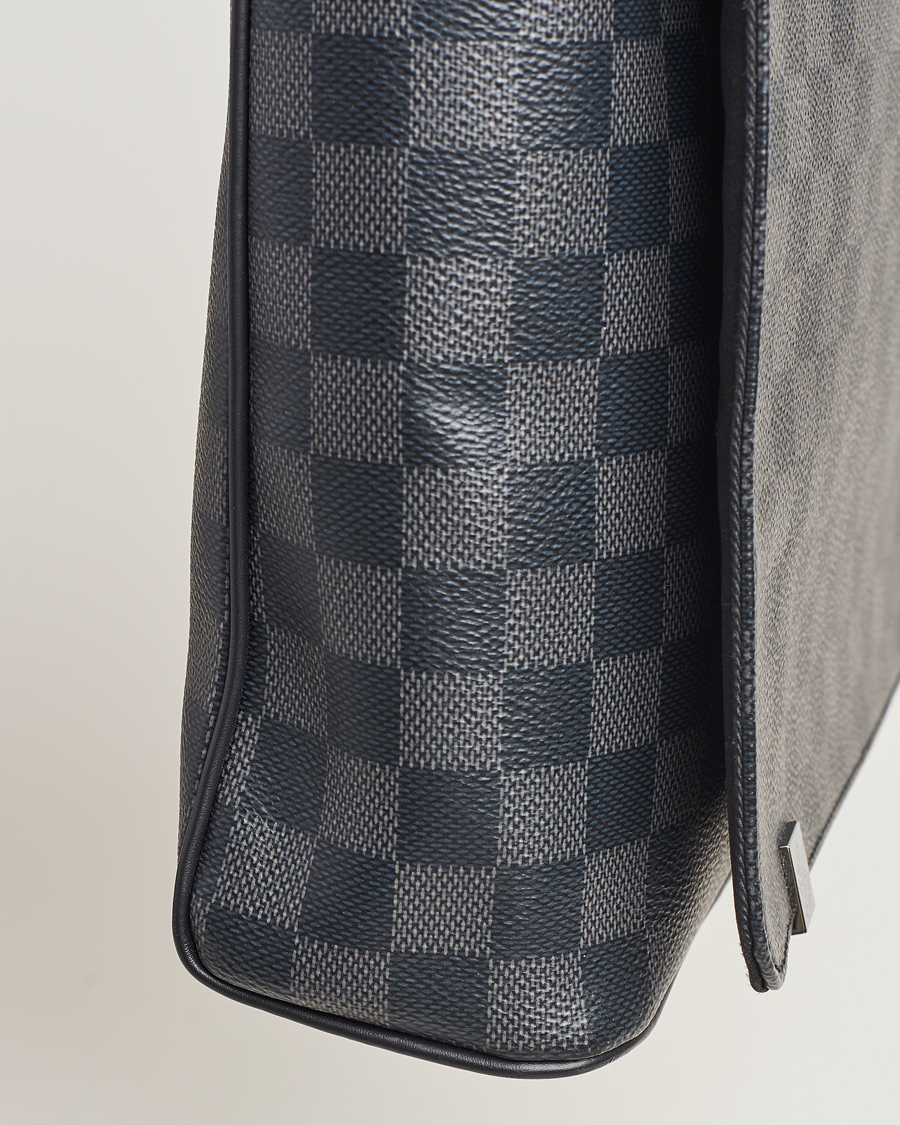 Homme | Louis Vuitton Pre-Owned District PM Messenger Bag Damier Graphite | Louis Vuitton Pre-Owned | District PM Messenger Bag Damier Graphite