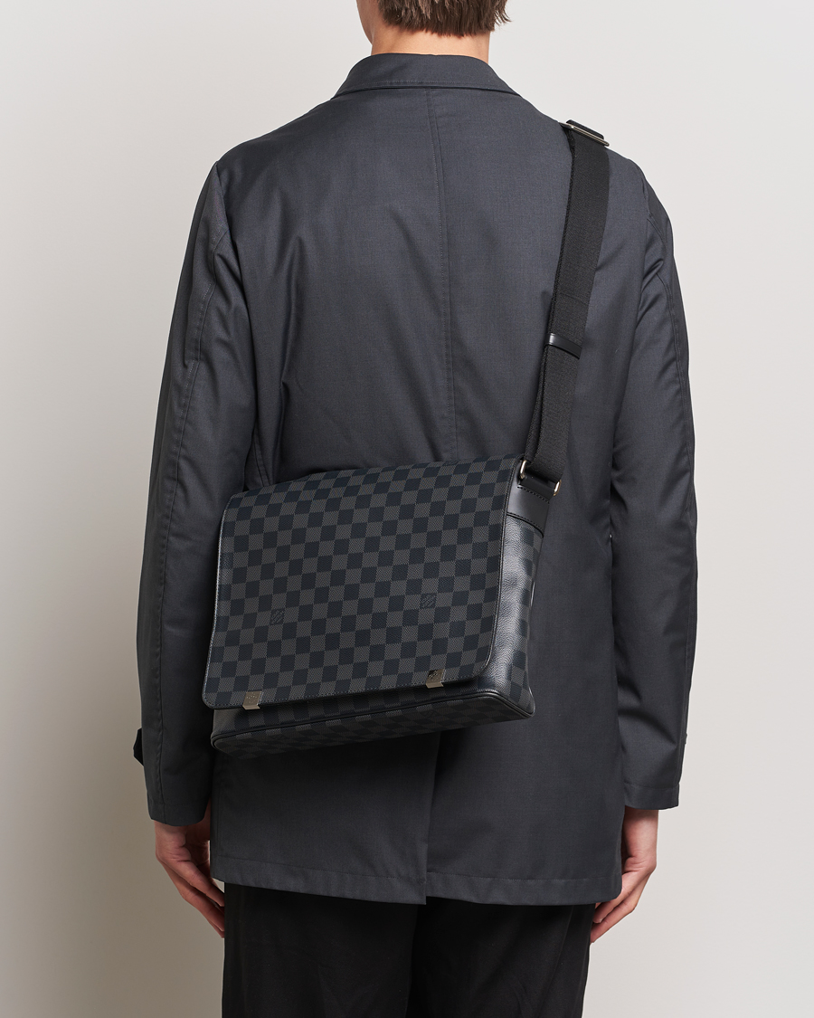 Homme | Louis Vuitton Pre-Owned District PM Messenger Bag Damier Graphite | Louis Vuitton Pre-Owned | District PM Messenger Bag Damier Graphite