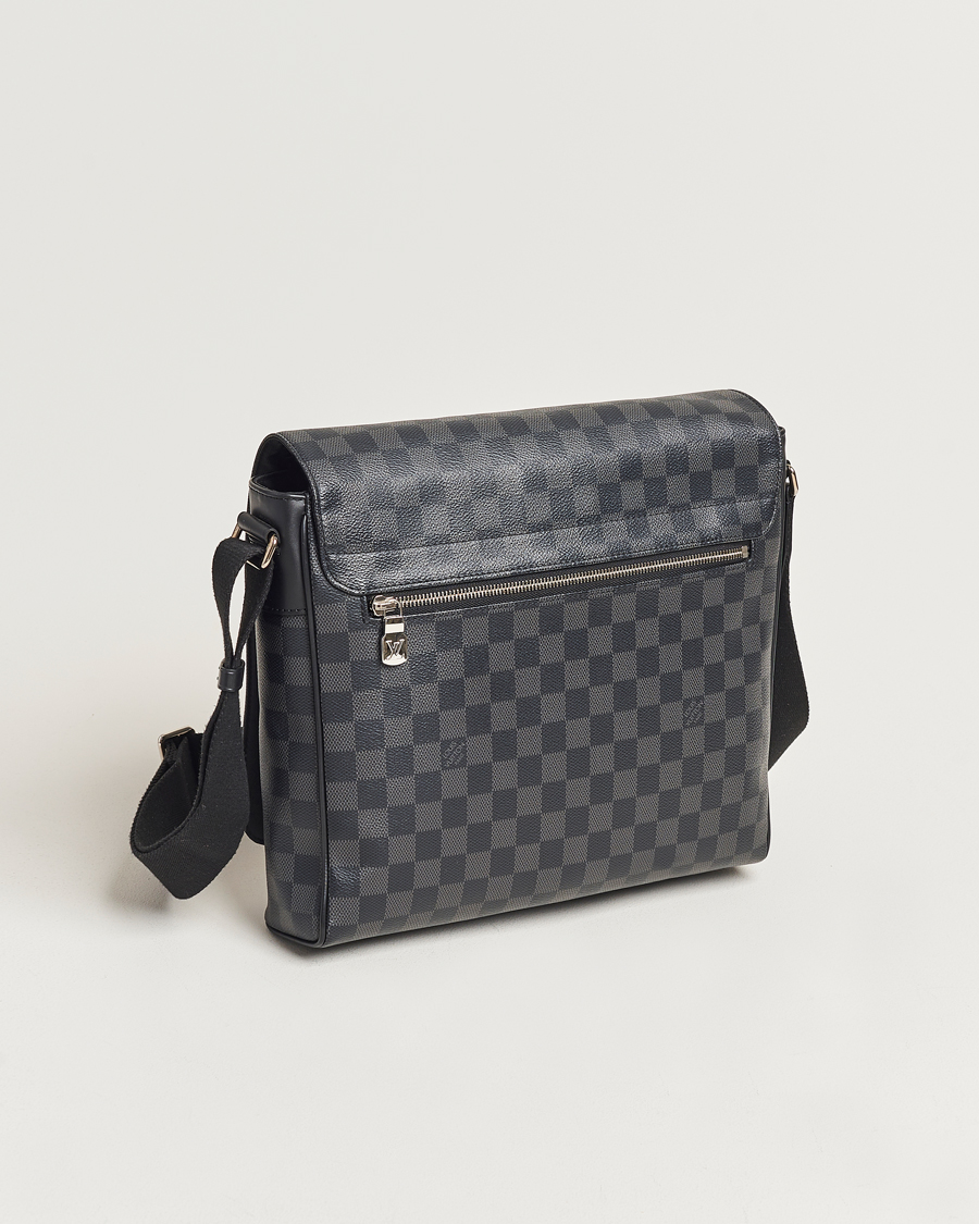 Homme | Louis Vuitton Pre-Owned District PM Messenger Bag Damier Graphite | Louis Vuitton Pre-Owned | District PM Messenger Bag Damier Graphite