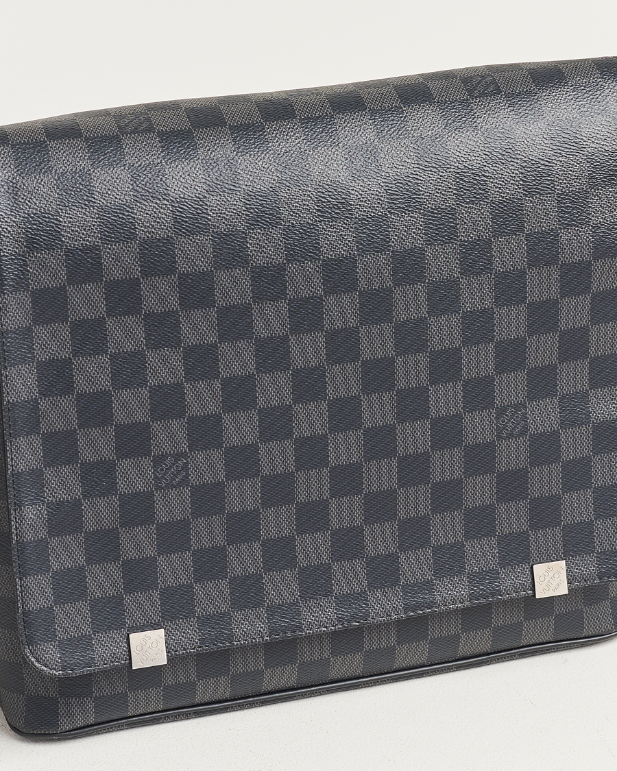 Homme | Louis Vuitton Pre-Owned District PM Messenger Bag Damier Graphite | Louis Vuitton Pre-Owned | District PM Messenger Bag Damier Graphite
