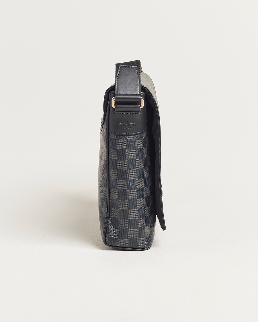 Homme | Louis Vuitton Pre-Owned District PM Messenger Bag Damier Graphite | Louis Vuitton Pre-Owned | District PM Messenger Bag Damier Graphite