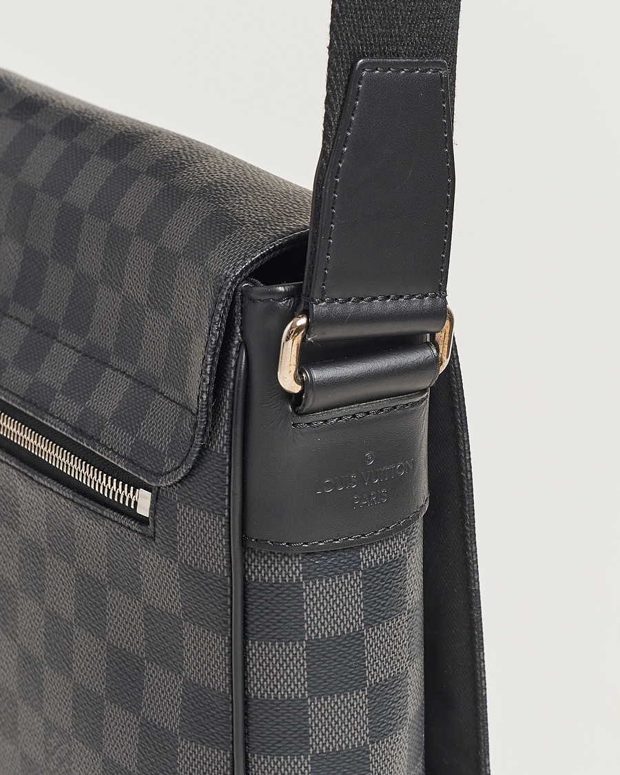 Homme | Louis Vuitton Pre-Owned District PM Messenger Bag Damier Graphite | Louis Vuitton Pre-Owned | District PM Messenger Bag Damier Graphite